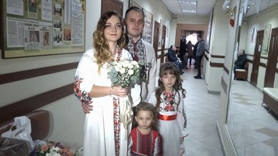У День закоханих у Луцьку одружилися вісім пар молодят У День закоханих у Луцьку одружилися вісім пар молодят