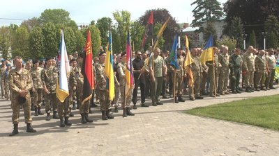 Розпочався марш Героїв у Хмельницькому з поминальної молитви та почесного салюту. Фото: Суспільне. Поділля. Розпочався марш Героїв у Хмельницькому з поминальної молитви та почесного салюту. Фото: Суспільне. Поділля.
