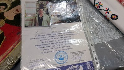 "Пальто кинула, шубу кинула – вишивки взяла". Переселенка з Донеччини в Дніпрі популяризує українську та грецьку вишивку "Пальто кинула, шубу кинула – вишивки взяла". Переселенка з Донеччини в Дніпрі популяризує українську та грецьку вишивку