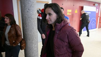 Жюлія Сімон перед судовим слуханням справи щодо крадіжки грошей у Жюстін Бреза-Буше