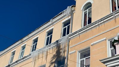 Комунальники прибирали бурульки з тернопільських будинків Комунальники прибирали бурульки з тернопільських будинків