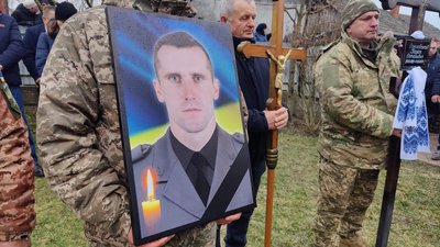 У громаді на Тернопільщині попрощалися з військовослужбовцем Назаром Соколовським