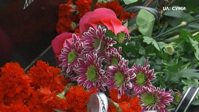 У Сумах пам’ять загиблих у бою під Крутами вшанували неофіційною акцією