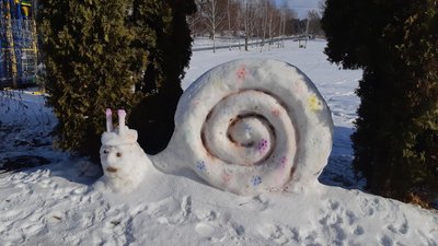 "Зимова казка" у Лука-Мелешківській громаді: як місцеві ліпили зі снігу скульптури "Зимова казка" у Лука-Мелешківській громаді: як місцеві ліпили зі снігу скульптури
