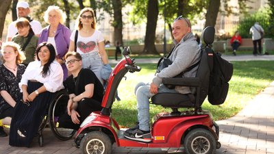 У Чернівцях вулиці протестували на безбар'єрність для маломобільних людей У Чернівцях вулиці протестували на безбар'єрність для маломобільних людей