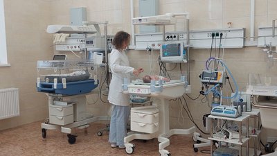 Лікарка із немовлям у Львівській обласній клінічній лікарні, 28 грудня 2023. Лікарка із немовлям у Львівській обласній клінічній лікарні, 28 грудня 2023.