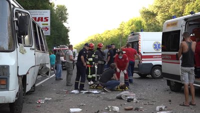 Життю травмованих у ДТП людей наразі нічого не загрожує. Фото: ГУ Нацполіції у Хмельницькій області. Життю травмованих у ДТП людей наразі нічого не загрожує. Фото: ГУ Нацполіції у Хмельницькій області.