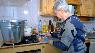 "Вирішили чимось допомагати": родина з Вінниччини виготовляє окопні свічки та горілки для рук "Вирішили чимось допомагати": родина з Вінниччини виготовляє окопні свічки та горілки для рук
