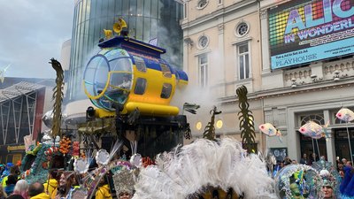 Відкриття містечка "Євробачення" почалося з параду синьо-жовтих субмарин