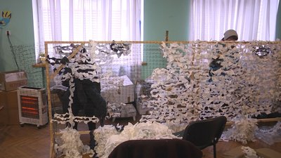 В місті на Волині плетуть зимове маскування для військових. Потрібні помічники