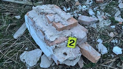 Уламок цегляної стіни зруйнованої будівлі Уламок цегляної стіни зруйнованої будівлі