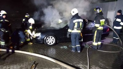 На околиці Рівного підпалили два авто