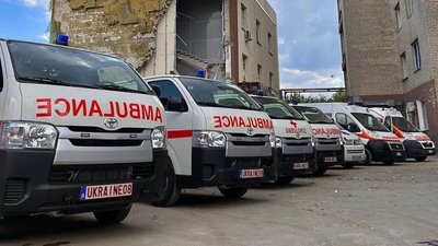 Сім автівок для Миколаївщини. Лікарні отримали новий транспорт