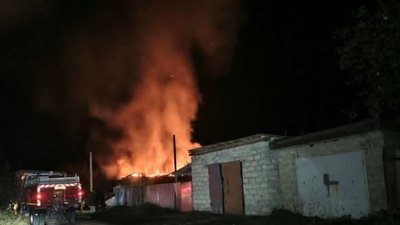 В Ізюмі горить будівля після удару дрона РФ, 22 жовтня 2026 року