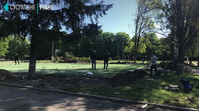 Замість дерев біля ЗОШ. 13 — вистеляють спортивний газон Замість дерев біля ЗОШ. 13 — вистеляють спортивний газон