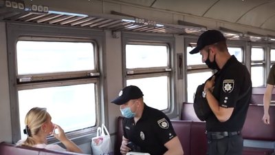 На Хмельниччині поліцейські перевіряють вокзали та потяги на дотримання карантиних заходів