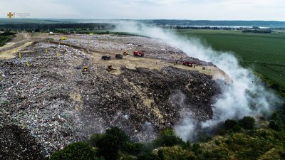 На Тернопільщині продовжують гасити пожежу на сміттєзвалищі На Тернопільщині продовжують гасити пожежу на сміттєзвалищі