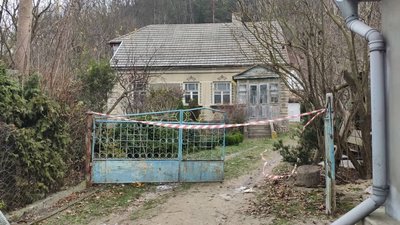 Понад 80 ножових поранень: У Кременці вбили пенсіонера і підпалили його хату