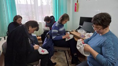 Прикарпатські школярі передали бійцям на передову великодні подарунки Прикарпатські школярі передали бійцям на передову великодні подарунки