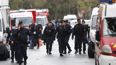 У Парижі біля колишньої редакції Charlie Hebdo поранені двоє людей, нападників затримано