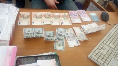 На Житомирщині на хабарі викрили директора комунального підприємства однієї з райрад