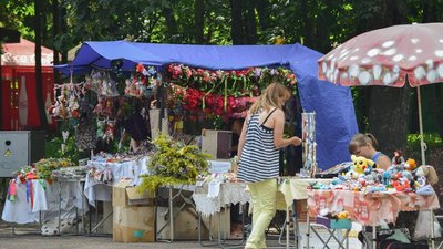 Плетуть вінки та танцюють: у Черкасах почали святкувати Івана Купала Плетуть вінки та танцюють: у Черкасах почали святкувати Івана Купала