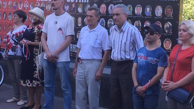 Житомиряни із червоно-білими стрічками та закликами вийшли підтримати білоруський народ Житомиряни із червоно-білими стрічками та закликами вийшли підтримати білоруський народ