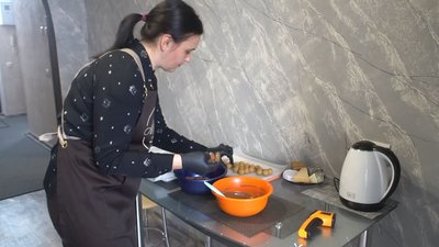 У Мелітополі кондитерка робить цукерки із сиру