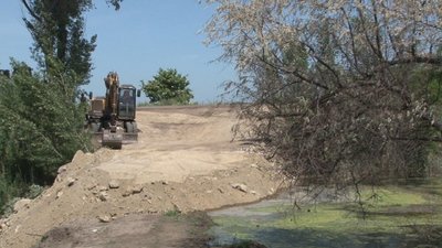 Нову дамбу будують на забрудненій річці Татарці у селі Олександрівка Нову дамбу будують на забрудненій річці Татарці у селі Олександрівка