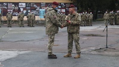 На Житомирщині вітали з професійним святом десантників–вручили нагороди та відзнаки На Житомирщині вітали з професійним святом десантників–вручили нагороди та відзнаки