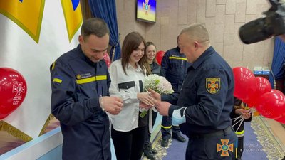 У залі пожежної частини в Одесі зареєстрували шлюб У залі пожежної частини в Одесі зареєстрували шлюб