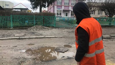 Яма біля каналізаційного колодязя в Тернополі на проїжджій частині вулиці