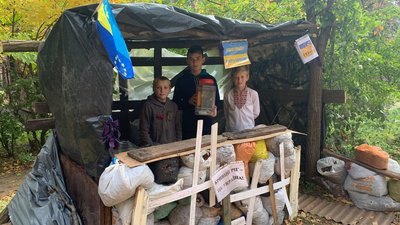 “Збираємо кошти для захисників і захисниць України”. У Кривому Розі шестеро хлопчиків збудували блокпост