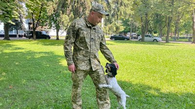 "Ми з нею пройшли такий великий шлях". Історія прикордонника з Сумщини Андрія та Джессі, які 9 років служить разом