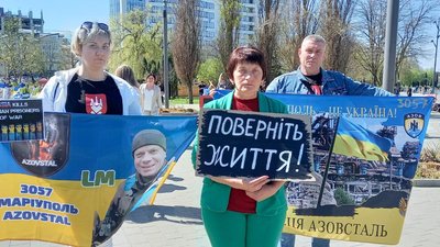 "Ми боремося і чекаємо". У Франківську відбулася акція "Free Azov" на підтримку військовополонених "Ми боремося і чекаємо". У Франківську відбулася акція "Free Azov" на підтримку військовополонених