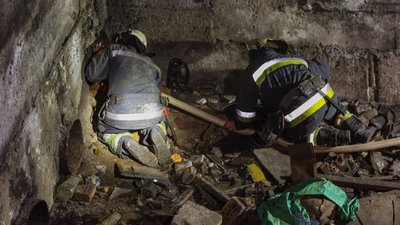 Чоловіка витягнули з труби у Харкові Чоловіка витягнули з труби у Харкові