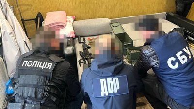 Правоохоронець з Донеччини та його напарник незаконно торгували зброєю