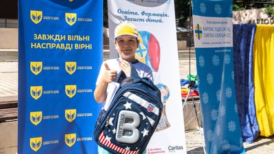Хлопчик з портфелем
