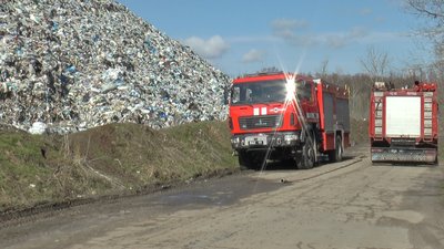 Під Полтавою четвертий день гасять сміттєзвалище Під Полтавою четвертий день гасять сміттєзвалище