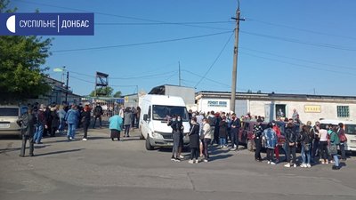На Луганщині продавці непродовольчих товарів перекривали дорогу На Луганщині продавці непродовольчих товарів перекривали дорогу
