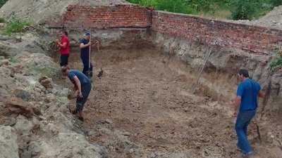У громаді на Житомирщині батьки учнів ліцею та вчителі побудували шкільне укриття У громаді на Житомирщині батьки учнів ліцею та вчителі побудували шкільне укриття