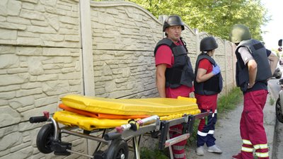 Бригада медиків швидкої на місці авіаудару РФ по терміналу "Нової пошти" у Харкові