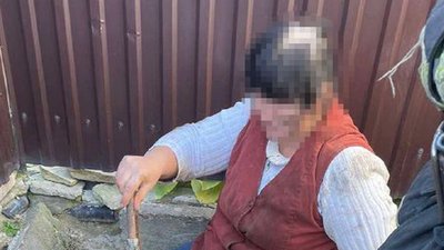 "Поралася по господарству". На Вінниччині пенсіонерка застрягла в приямку водонапірної мережі