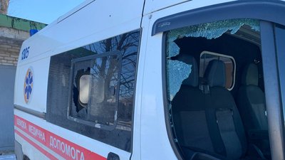 Розбиті швидкі та посічені приміщення: наслідки обстрілів екстреної допомоги у Дергачах