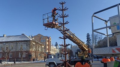 Встановлення новорічної ялинки Встановлення новорічної ялинки