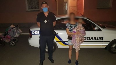 В Херсоні поліцейські допомогли вагітній жінці з немовлям, яких вигнав з дому чоловік