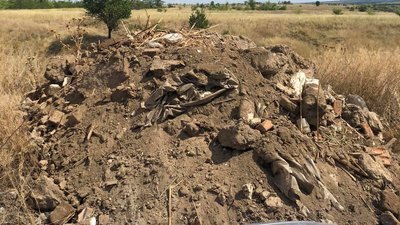 На Запоріжжі посеред поля чоловік висипав причіп будівельного сміття На Запоріжжі посеред поля чоловік висипав причіп будівельного сміття
