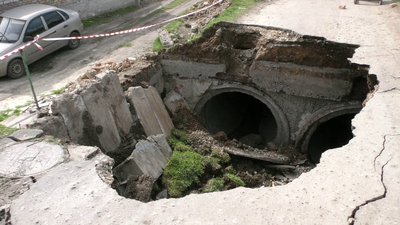 У Херсоні обвалилась ділянка дороги: коли будуть ремонтувати У Херсоні обвалилась ділянка дороги: коли будуть ремонтувати