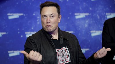 Місяць за світлофор: блогер виявив баг в автопілоті Tesla