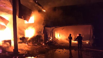 На Закарпатті у пожежі загинула людина: горів деревообробний цех